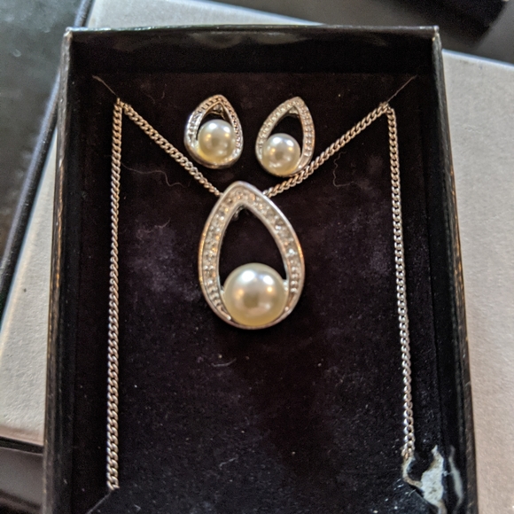 Faux Pearl Silver plated Necklace an Earrings - Picture 2 of 2